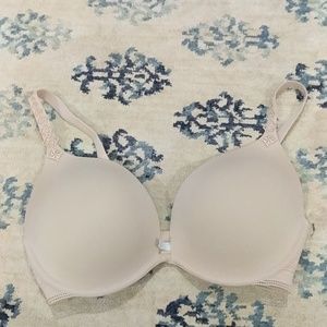Simone Perele nude bra